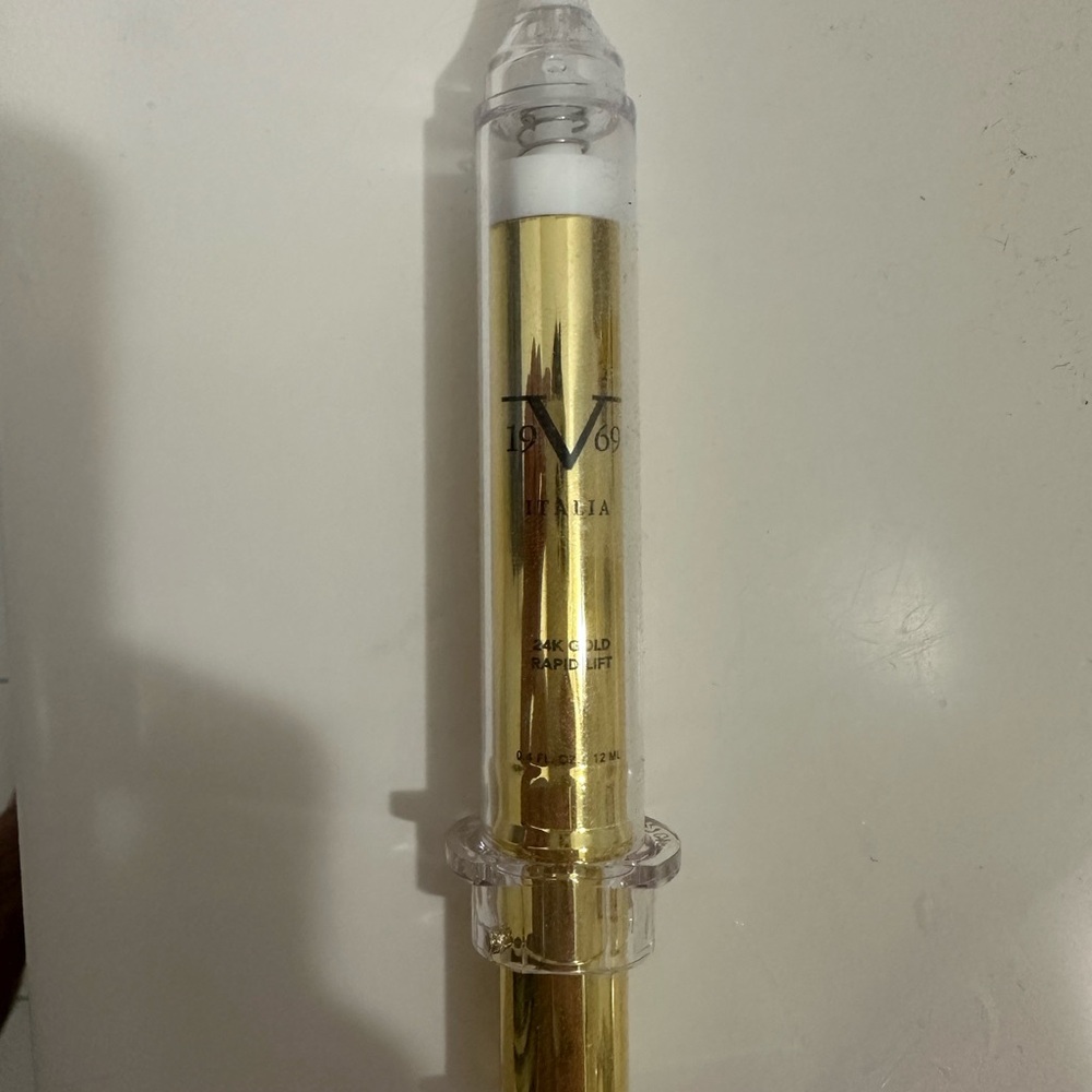 V 1969 Gold Cosmetic Applicator